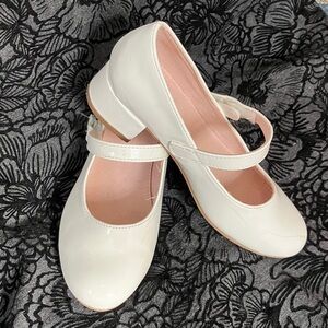🏁 3/$15 🏁 Kelly & Katie Wiley Cream Patent Mary Jane Pump - Kids' Size 2